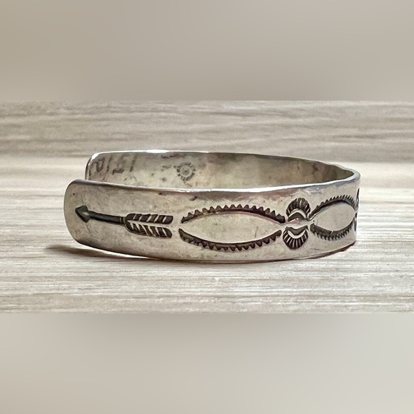 Vintage Native Handmade Maisels Sterling Silver Etched Cuff Bracelet, Size Small - Picture 4 of 7